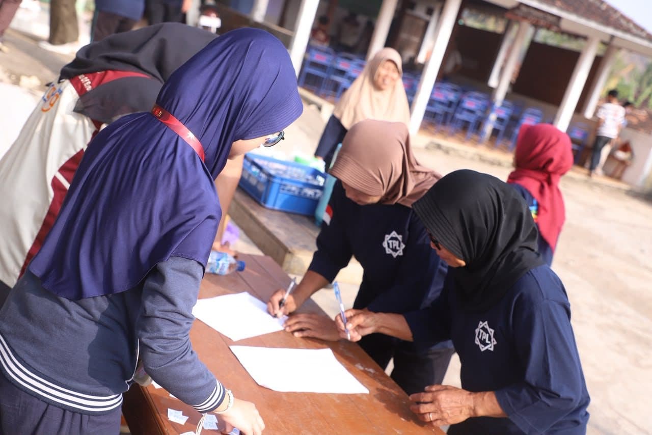 Residents of Dadapayu signing the attendance sheet at the socialization session
