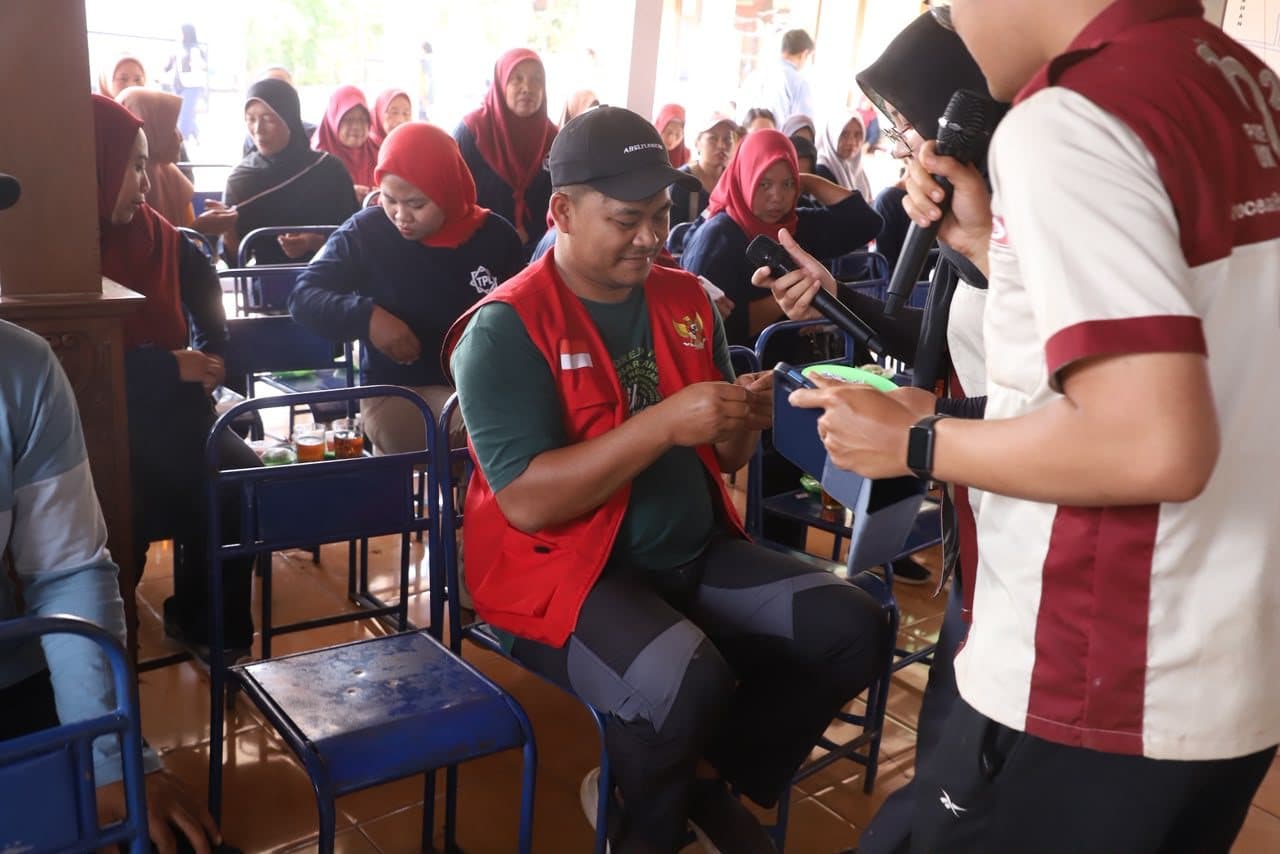 A POISE 2026 committee member interacting with residents during the sanitation session